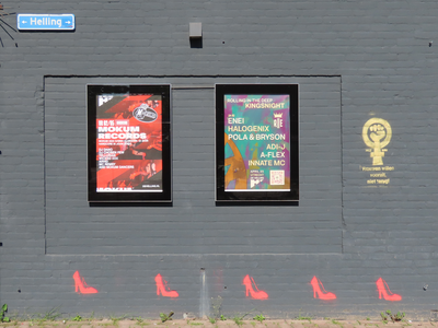 912769 Afbeelding van twee affiches voor concerten op podium De Helling op de voorgevel van het pand Helling 7 te ...